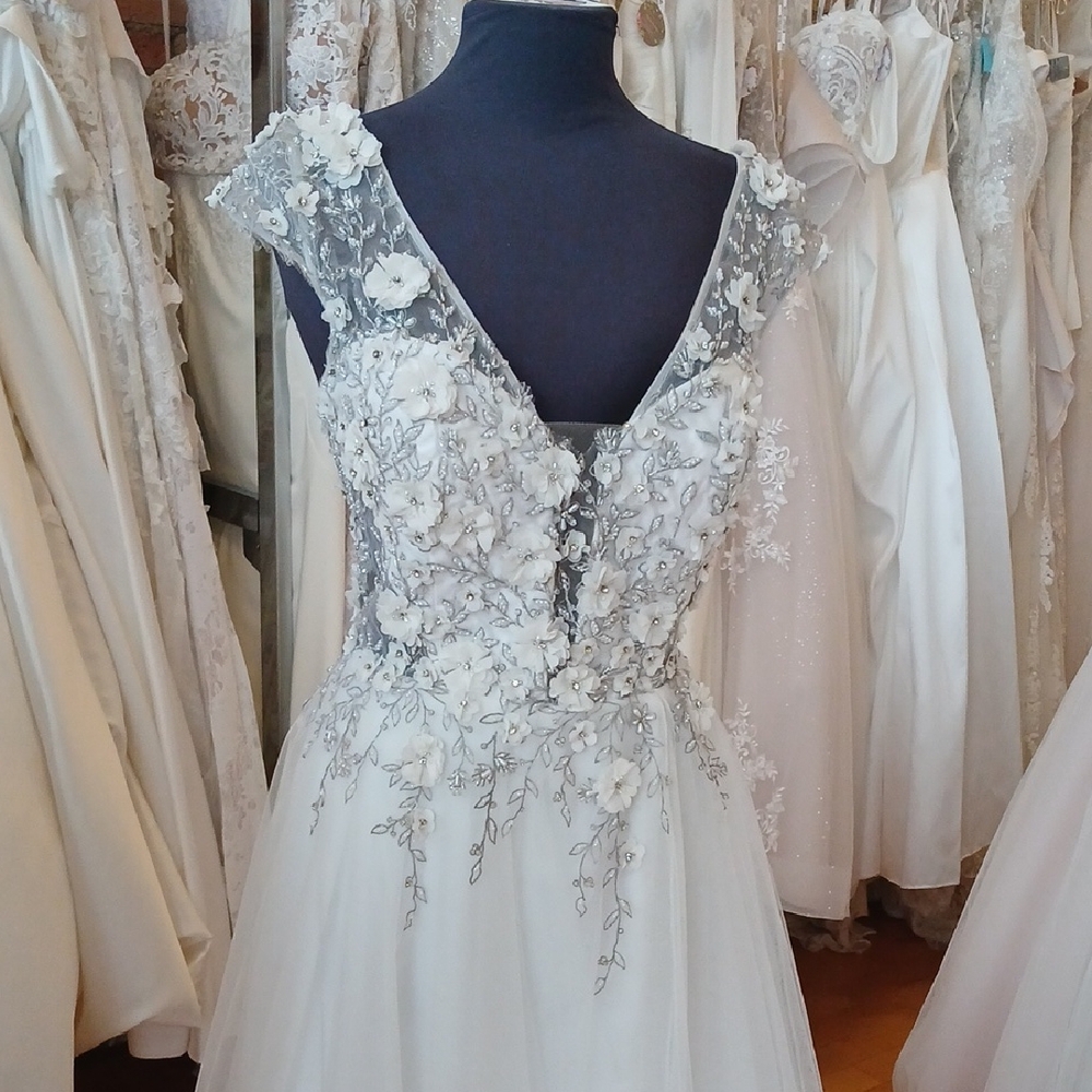 Elegant Floral Lace Wedding Dress